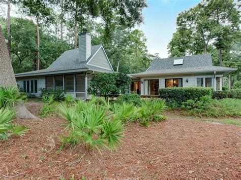 It contains 3 bedrooms and 3 bathrooms. . Zillow hilton head sc